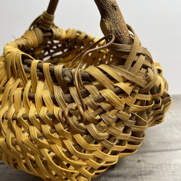 Vintage Buttocks Woven Basket Unique Natural Curly Branch Handle - Picture 9 of 10